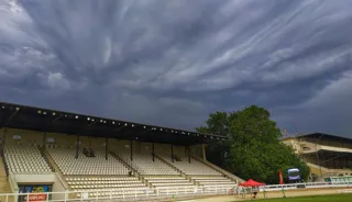 Thunder Storms delay the start of play
